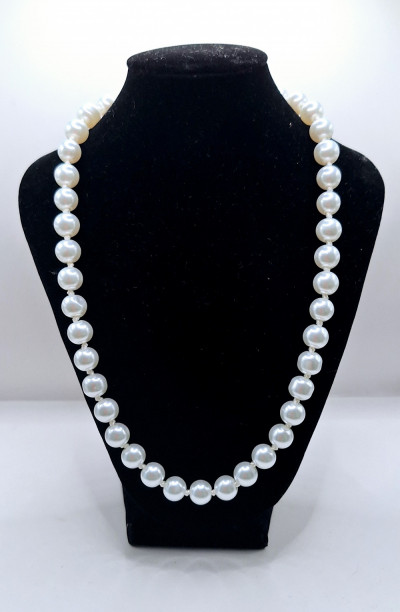 бусы белые 50см ( бусины 1см)